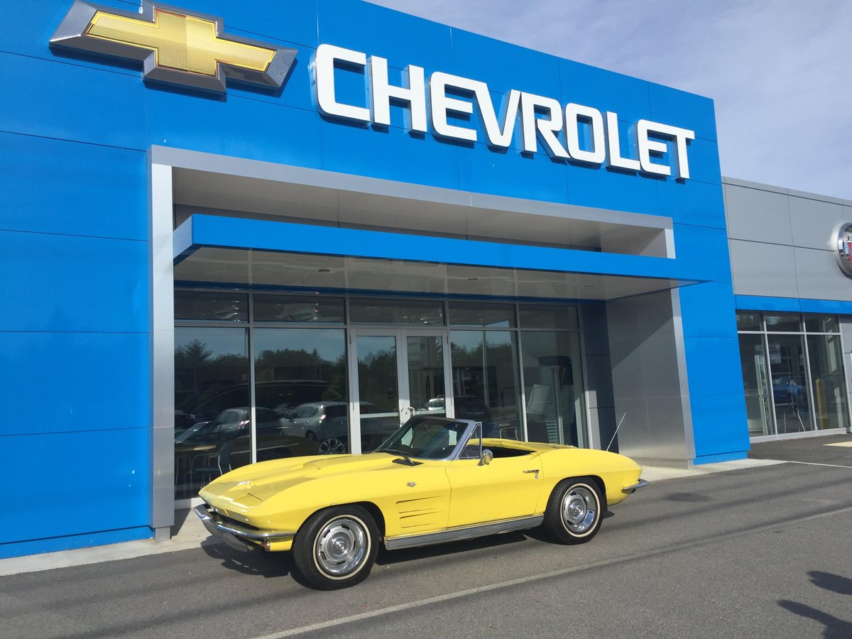 GoodwinMotorGrp's tweet photo. A customer brought this car in for us to all swoon over while he looked at newer cars. 

If you could choose any color for this classic, what would it be? https://t.co/WMd5vkkQNG