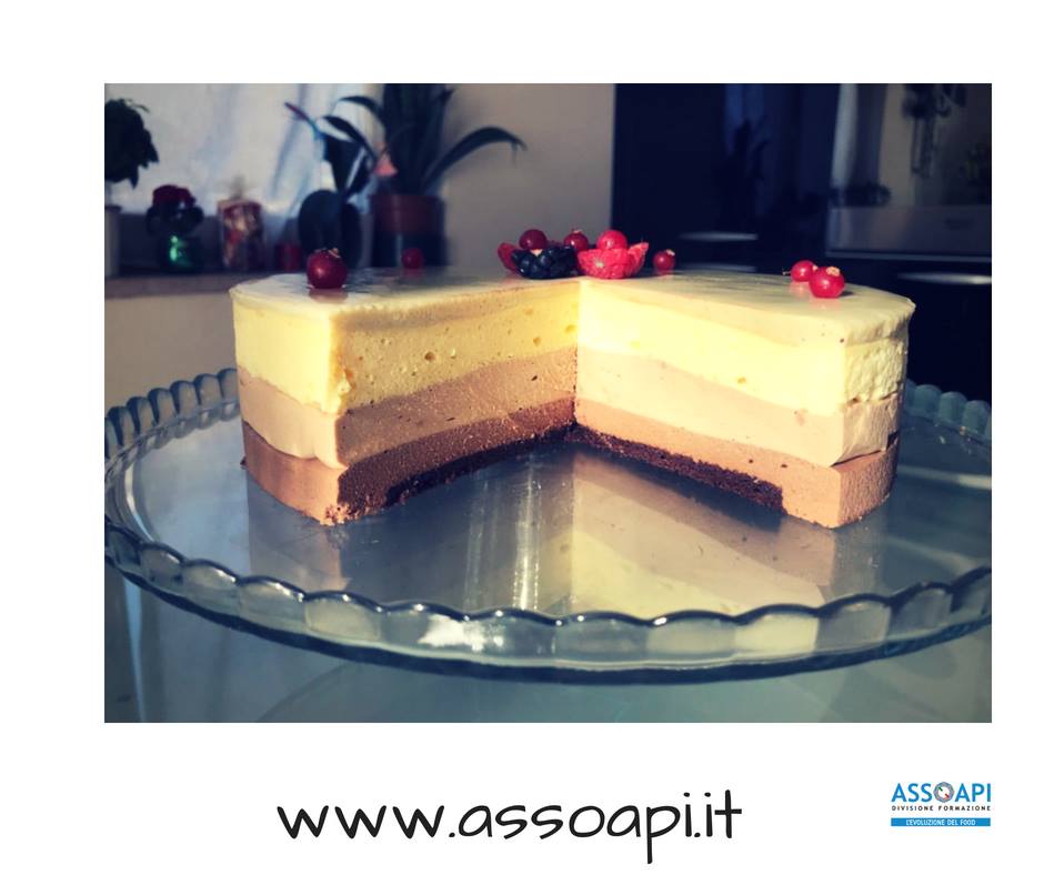 assoform's tweet photo. ➡️ Per realizzare un biscuit al cioccolato senza farina, occorrono:
📌 250 g di cioccolato fondente al 62%,
📌 100 g di burro,
📌 250 g di albumi,
📌 60 g di zucchero
📌 100 g di tuorli.
➡️ Scopri tutte le ricette professionali di pasticceria durante il corso #assoapi https://t.co/K4TMUabuAP