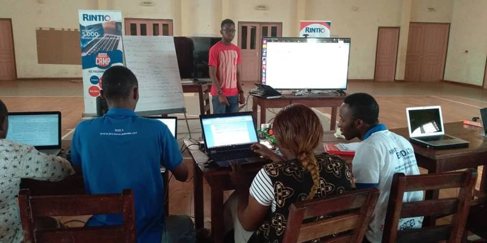RintioGroup's tweet image. #Rintio #Bigdatabootcamp
Ce week-end n'était pas de repos pour nos codeurs.
Ils ont poursuivi ce samedi, leur initiation au Deep Learning avec le Dr Habib SIDI. Ce dernier a abordé en leur compagnie les notions de réseau de neurones, réseau neuronal convolutif et tensorflow.