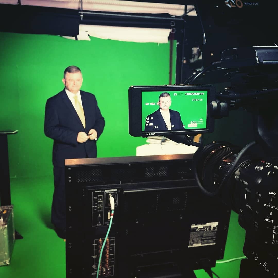 GetBroadcasting's tweet photo. On Mondays we #LiveStream Great having @MichaelComyn in with us today in our freshly painted #GreenScreen studio! For all you #Video #Communication needs get in touch #GetBroadcasting #OurStory #OurBusiness https://t.co/DgyKQ0BG70