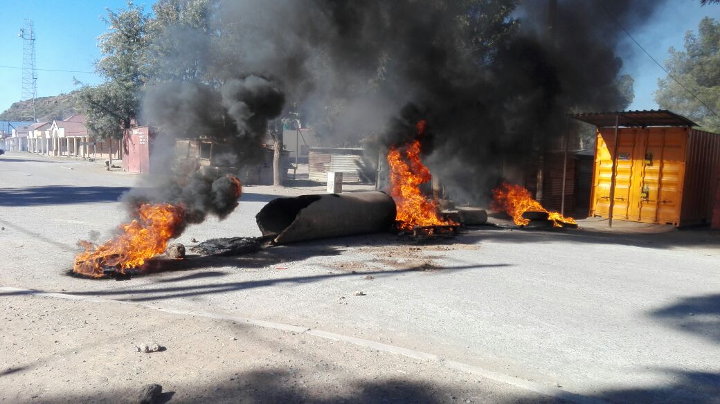 AlgoaFMNews's tweet photo. #ECProtest police monitoring protest in Lady Frere along R419 @AlgoaFM https://t.co/qJyX5i3rcC