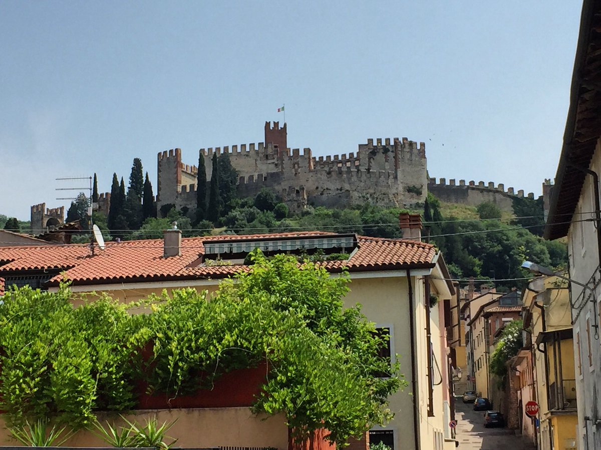 • Castle view from the village • Terminiamo la nostra carrellata di foto dedicate al caratteristico borgo di #Soave con uno scatto del #castelloScaligero..abbiamo scattato la foto dal borgo,più precisamente dalla via che internamente costeggia le #mura di Soave🏰 #ioviaggiocosi