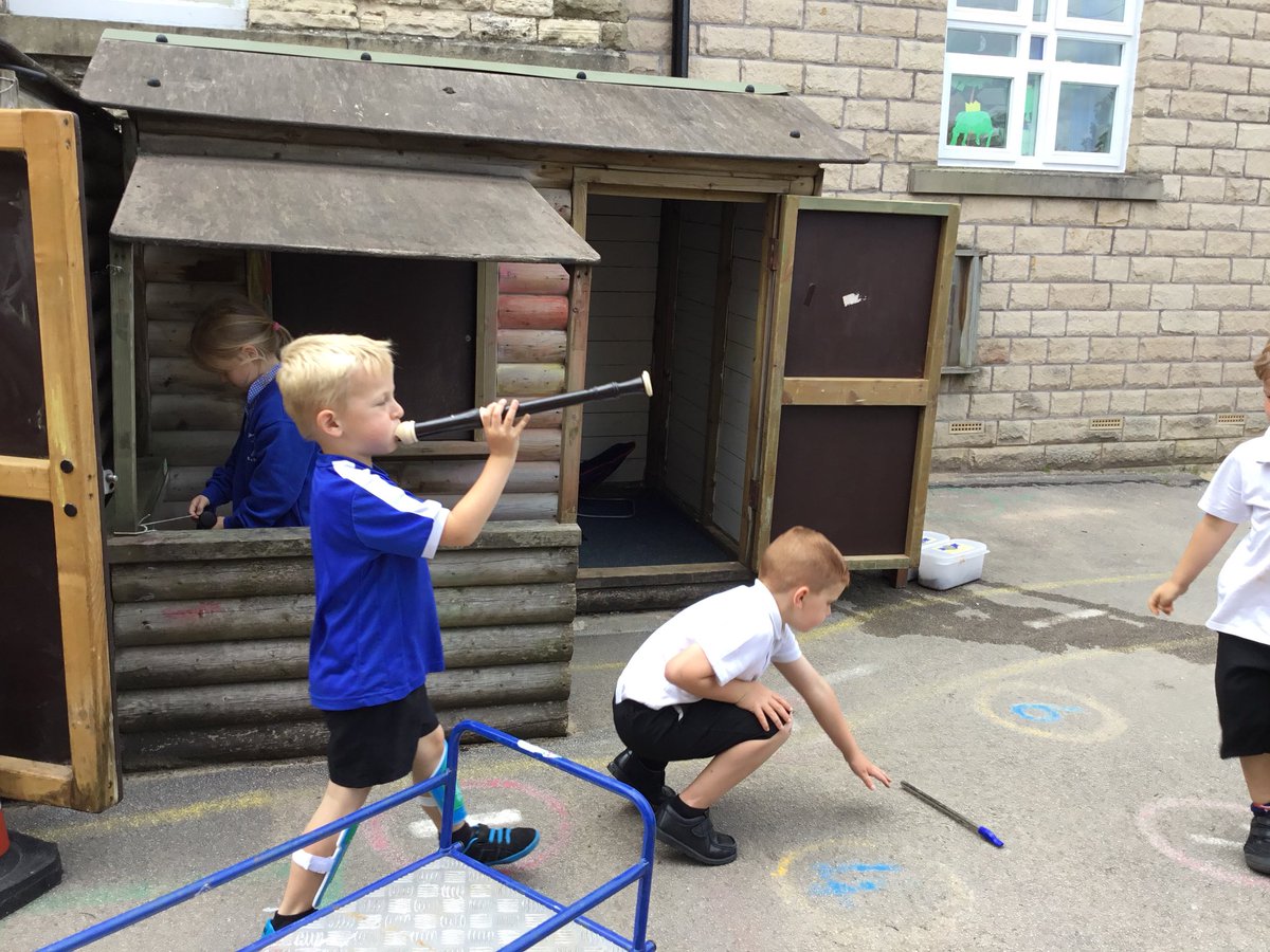 MashamCEP's tweet image. Some fabulous role play and #drama taking place in the KS1 outdoor provision this afernoon. Apparently the circus is in town! 🎪#spokenlanguage #improvisation #learningthroughplay