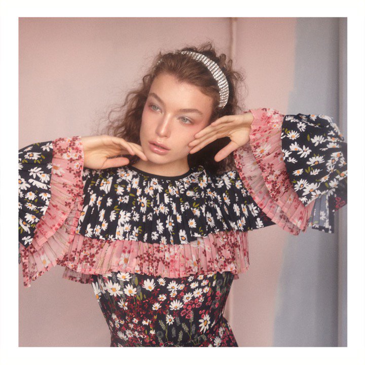 themodist's tweet photo. Hands up if you love dreamy, pretty, positively radiant daisies to wear all year round. There's a reminder of #TheMODmagazine's new kind of romance via the link below, and you can find the best modest edit by searching #florals...
https://t.co/DXNs52QFlb https://t.co/4hrZmxcYcA