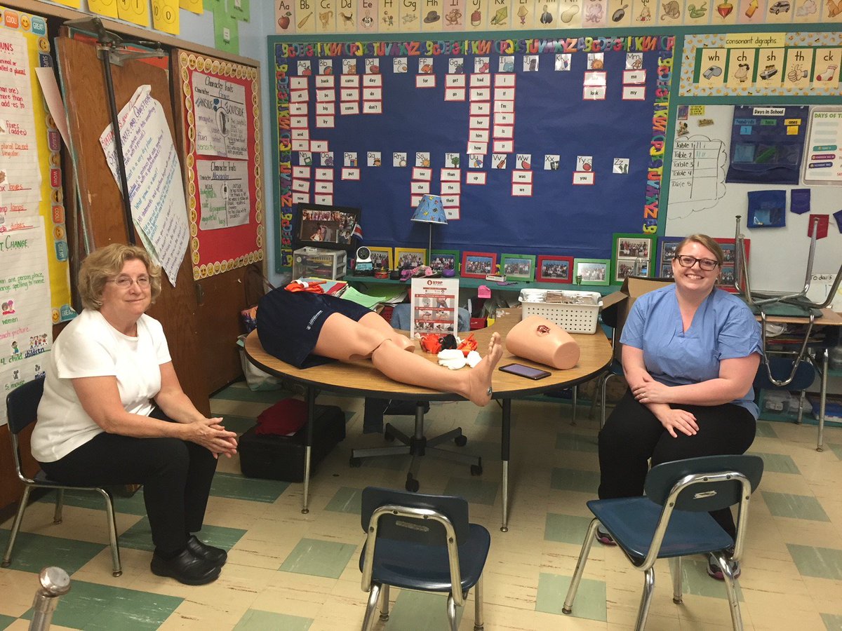 BWH_STRATUS's tweet photo. We're getting #MondayMotivation from these adorably awesome photos from #STEM night at JFK Elementary School (@BostonSchools) last week! Special thanks to @vdobiesz and the @BrighamWomens EM dept for this wonderful outreach program https://t.co/LaYYvpQnMY