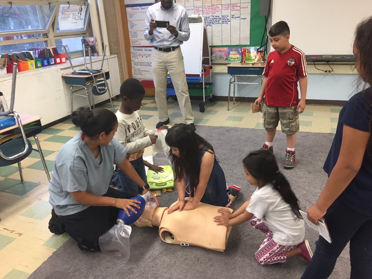 BWH_STRATUS's tweet photo. We're getting #MondayMotivation from these adorably awesome photos from #STEM night at JFK Elementary School (@BostonSchools) last week! Special thanks to @vdobiesz and the @BrighamWomens EM dept for this wonderful outreach program https://t.co/LaYYvpQnMY