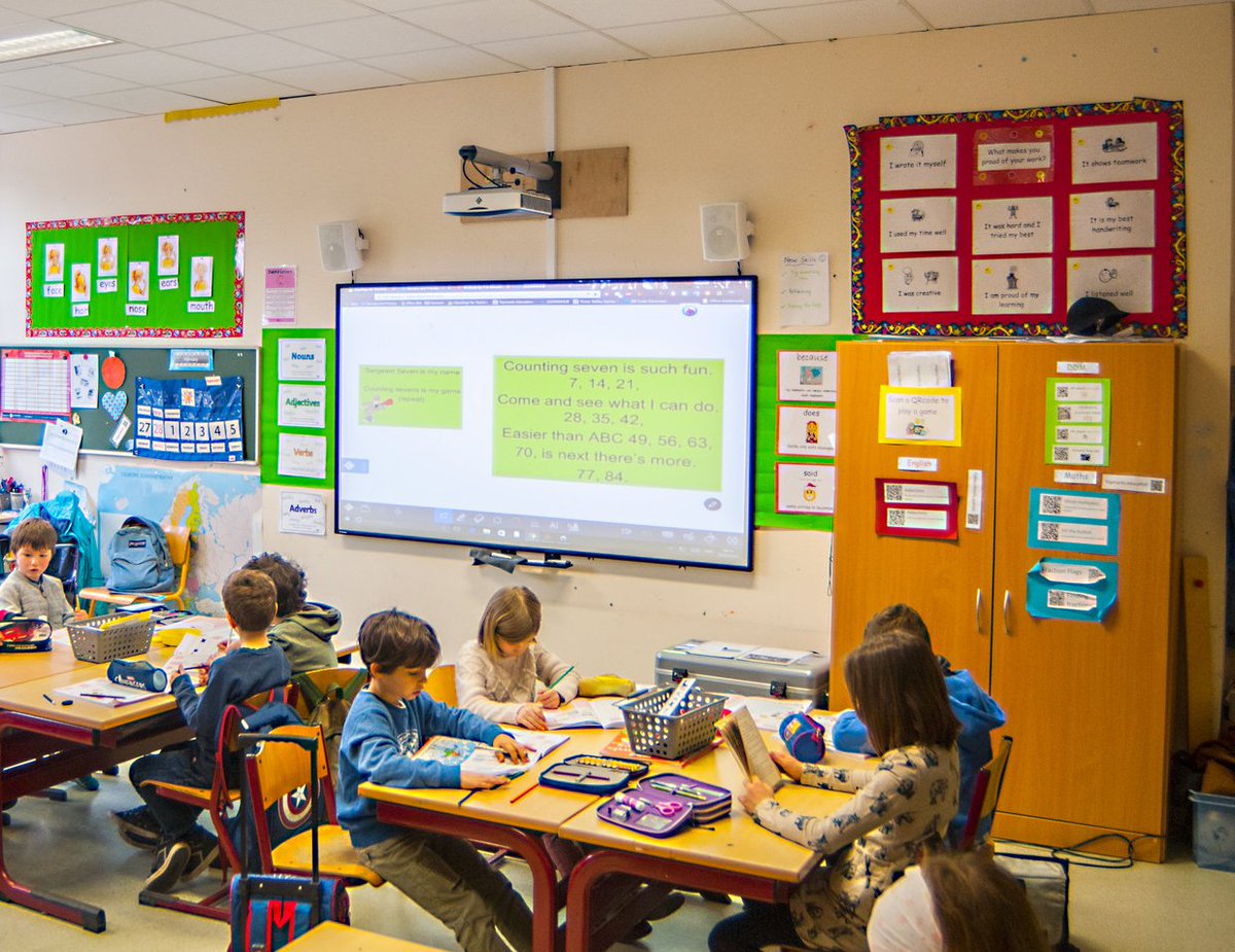 AVD_Pro's tweet photo. Más centros se unen al gran formato con las pizarras #i3Board de 100"(214 x 218 cm) de @i3_Technologies con hasta 20 puntos táctiles. Los alumnos del aula pueden ver el contenido desde cualquier punto del aula. #tic #edtech @CASIOedu @CommProductEU https://t.co/Kdf6gN1399 https://t.co/k8gER9xWpb