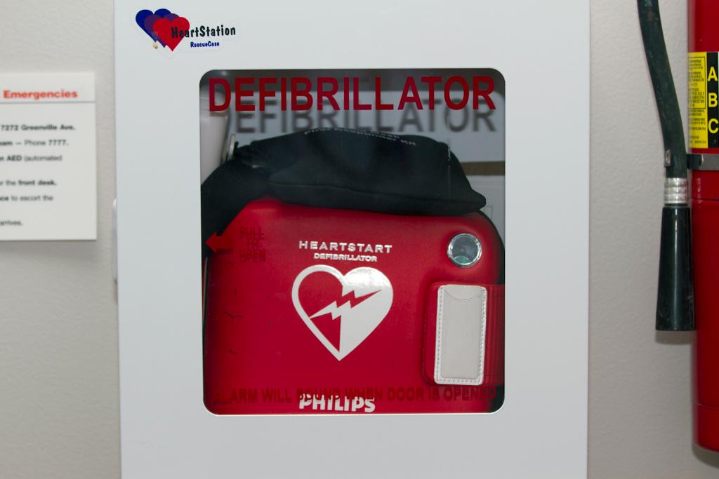 HeartNews's tweet photo. No need to worry: AEDs are safe to use and won’t issue a shock if the person doesn’t need one. https://t.co/6CYCImQNfo https://t.co/IyM40VPJjx