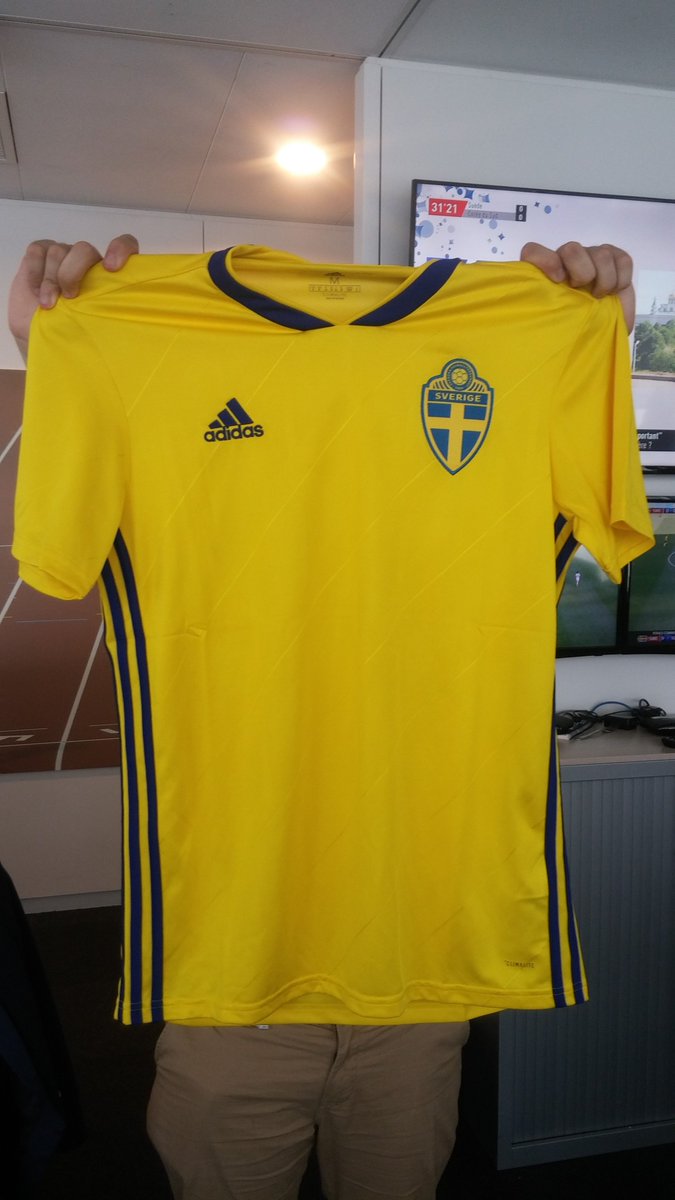 🚨CADEAUX DU JOUR !!🚨

Deux maillots de la Suède sont à gagner, dont 1 dédicacé par Jimmy Durmaz et Ola Toivonen ! ⚽️👕

Pour les gagner➡️RT+FOLLOW <a href="/lequipedestelle/">la vraie equipe d’estelle</a> ⚽️

Bonne chance ! 🇸🇪🇸🇪

#EDE <a href="/lachainelequipe/">la chaine L'Équipe</a> #HereToCreate <a href="/adidasFR/">adidasfr</a> #Russia2018WorldCup #WorldCup2018