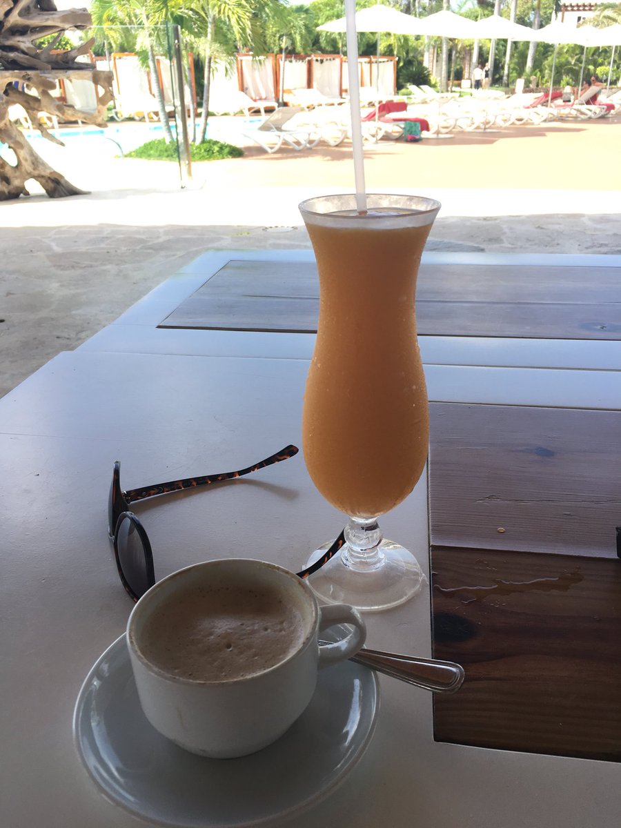 LyndaGStevenson's tweet photo. 👋😊 GM Took an early morning stroll then #Breakfast at the #beachbuffet.. lovely! Back at my spot.. Oasis Hibiscus Lounge my #fav so far 😊👍 #coffee #smoothies Perfect https://t.co/UUDfVEq97x