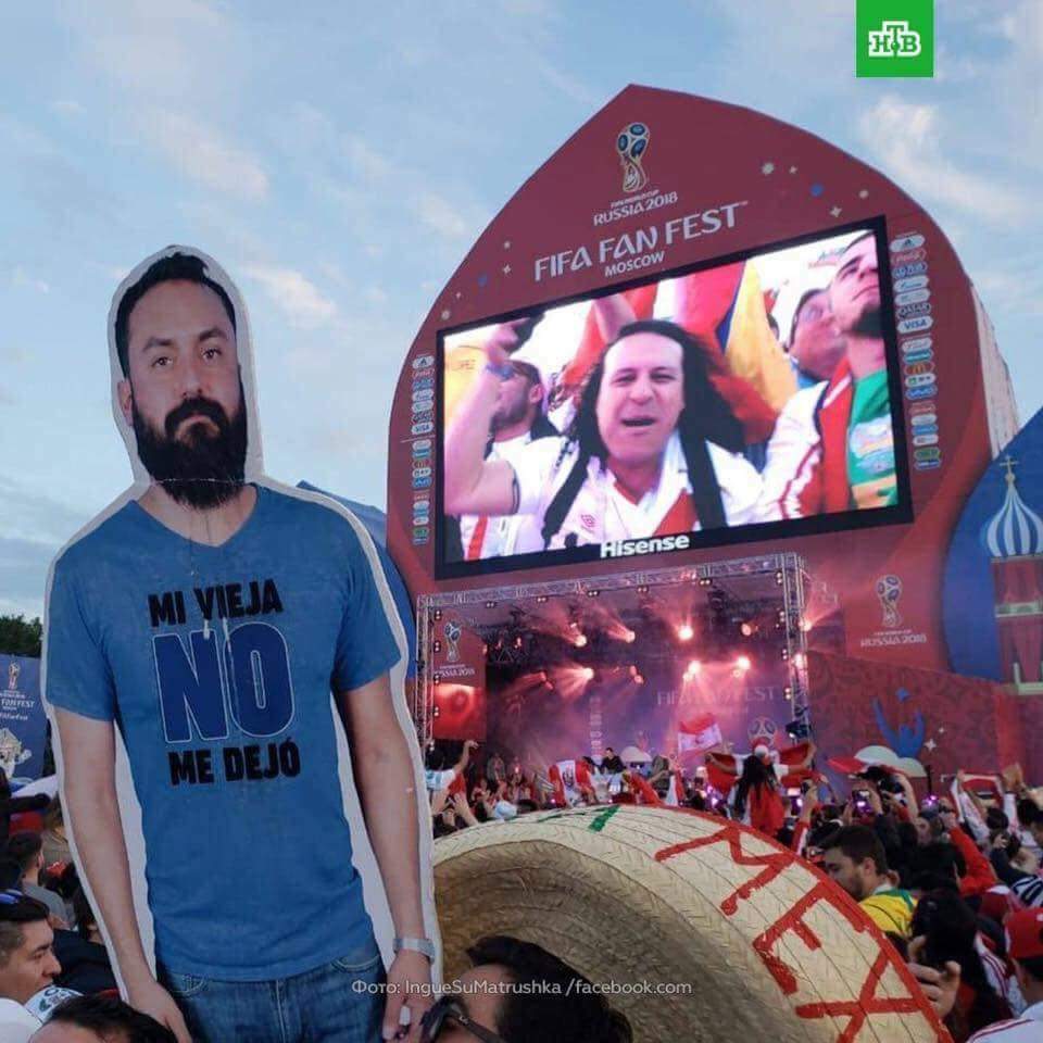 Эхнэр нь явахыг зөвшөөрөөгүй найзыгаа кардонон цаасан дээр зургийг нь буулгаж Оросод авч ирсэн Мексикийн багийн фанатууд гэнэ. Цамцан дээр нь эхнэр намайг явахыг зөвшөөрөөгүй гэсэн бичигтэй😂
Эрчүүдийн нөхөрлөл мандтугай.👍