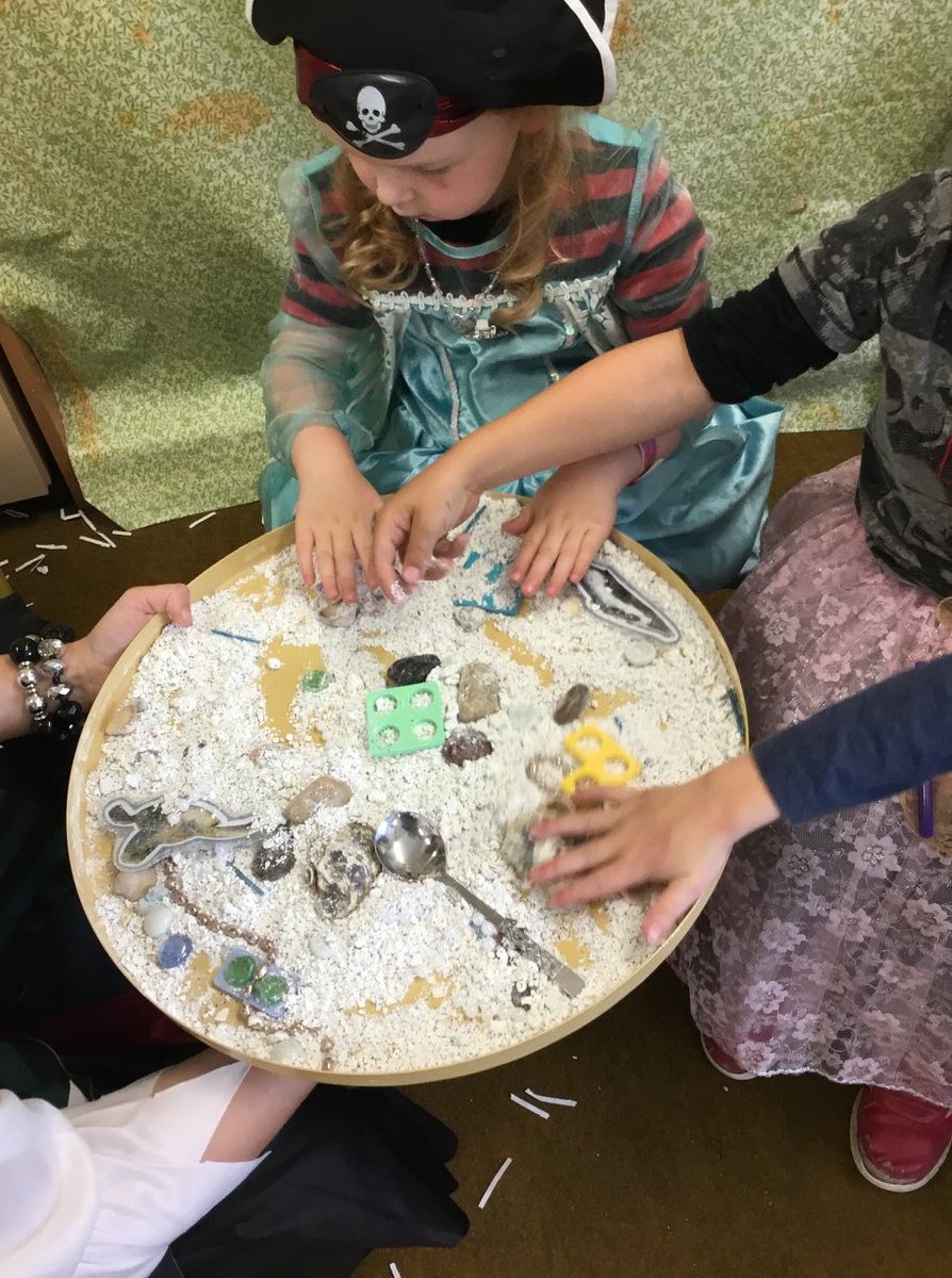 Plant yn gwneud pennod ein hunan o Ben Dant. 4 tasg i trio ennill allwedd ac agor y gist. Barod capten! Penblwydd hapus cyw <a href="/MudiadMeithrin/">MudiadMeithrin</a> our own episode of #bendant 4 tasks to try and win keys to open the chest #cyw