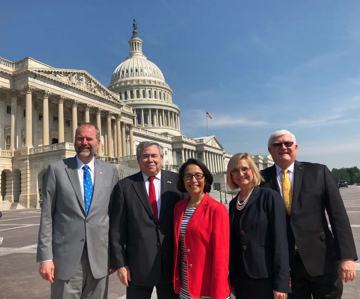 APApsychiatric's tweet image. Representing over 500k Doctors from left to right: Dr. Michael Munger, president of the @aafp; Dr. Bruce Schwartz, president-elect of APA; Dr. Ana Maria Lopez, @ACPinternists; Dr. Lisa Hollier, @ACOGAction; and Dr. Mark Baker, president of @AOAforDOs. #AmericasDocs #opioidcrisis