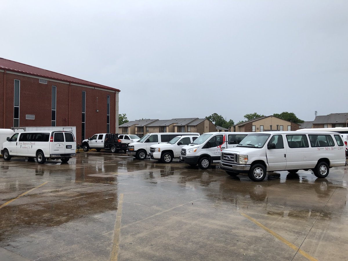 kingdombuild15's tweet photo. Soggy start to this Monday morning but we have our jobs and rain can't stop us! #missiontrip18 #kingdombuilders https://t.co/dQGydHWSeD