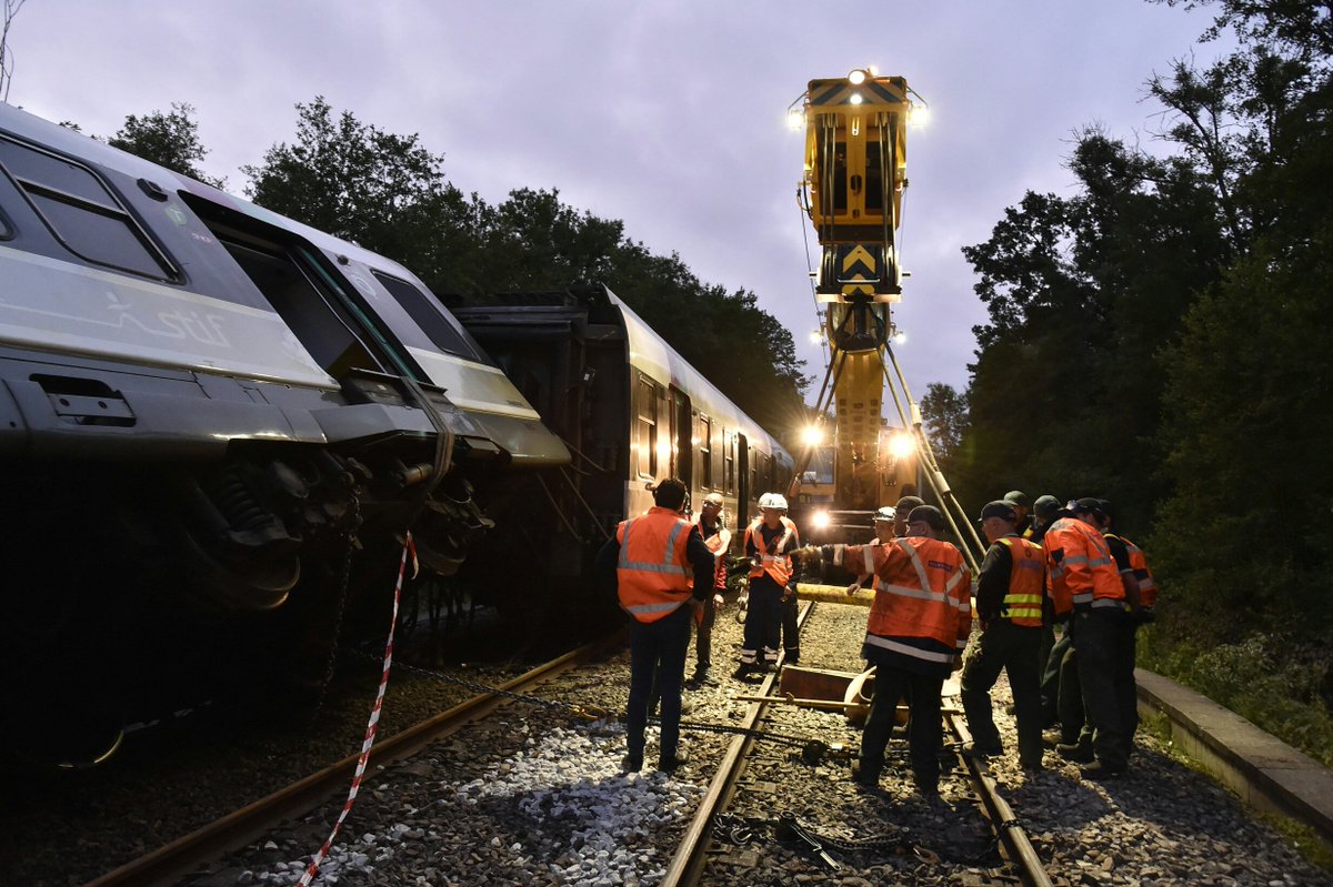 RATPgroup's tweet photo. [Accident du #RERB- Point travaux]
▪️L'opération de relevage de quatre voitures est en cours depuis ce matin. 
Les équipes de la maintenance #RATP sont à pied d’œuvre avec l'aide de @SNCFReseau &amp; TSO @groupe_NGE ! https://t.co/2AK9qrhjcI