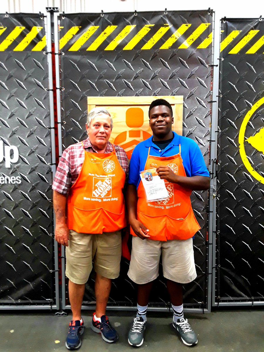 KoreanNate's tweet photo. Great recognition to one of our hard working lot specialist Damiane from his head cashier Wayne. Thank you Damiane for all you do. Well deserved sir. 
#ClearLakeShores #Hardwork
#Recognition #HomeDepot https://t.co/pZJaCdgoHX