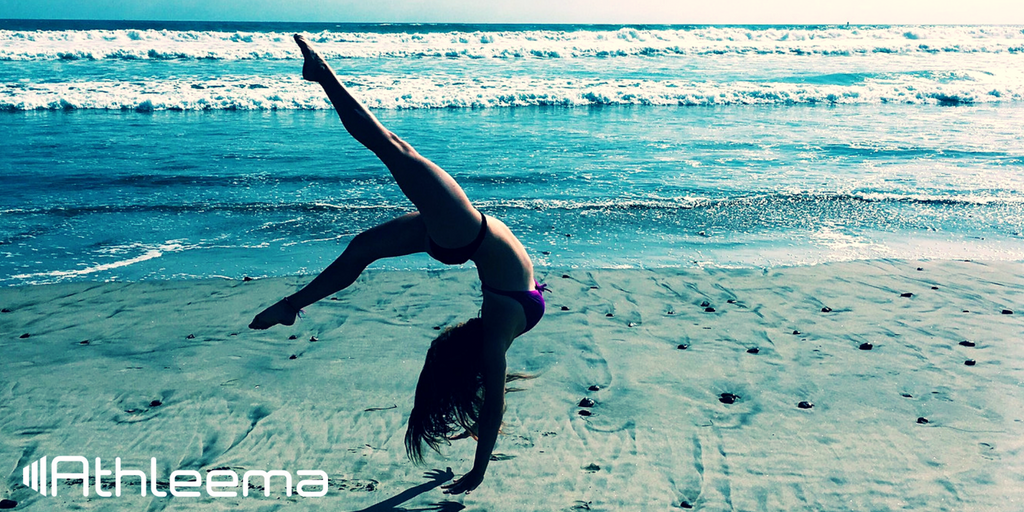 Девушка кувырок. Сальто-мортале. Девушка кувырок. Сальто фото девушек. Сальто.