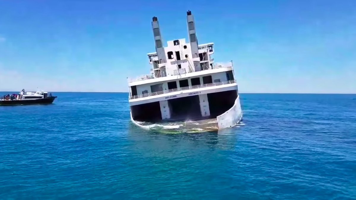 VIDEO - On Friday, the retired Cape May/Lewes ferry boat Twin Capes was sunk to create an artificial reef off the coast of Cape May, New Jersey. youtube.com/watch?time_con…