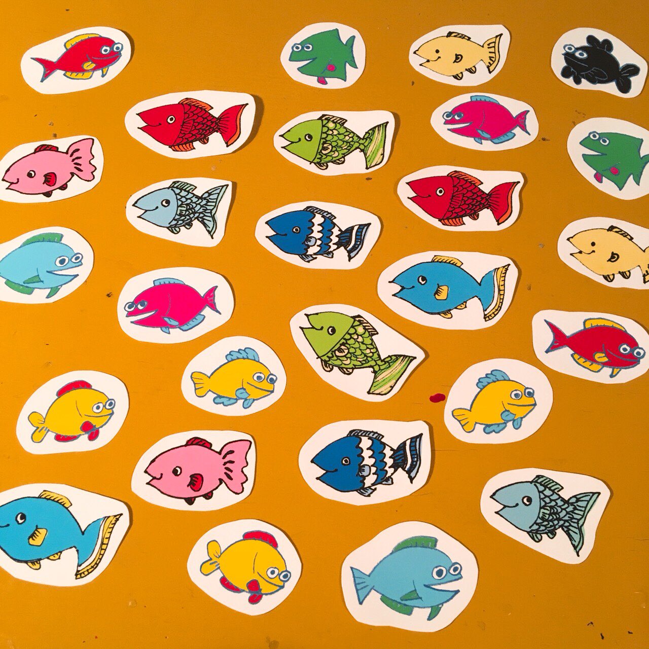 ツチヤヒトミ イジャ Ij M のお魚のイラストと私のお魚のイラスト イジャにシールにしてもらいました さてどれが私の お魚でどれがイジャのお魚さんでしょうか ツチヤヒトミ イジャ Ij M のお魚のイラストと私のお魚のイラスト イジャにシールにしてもらいました さてどれが私の お魚でどれがイジャのお魚さんでしょうか