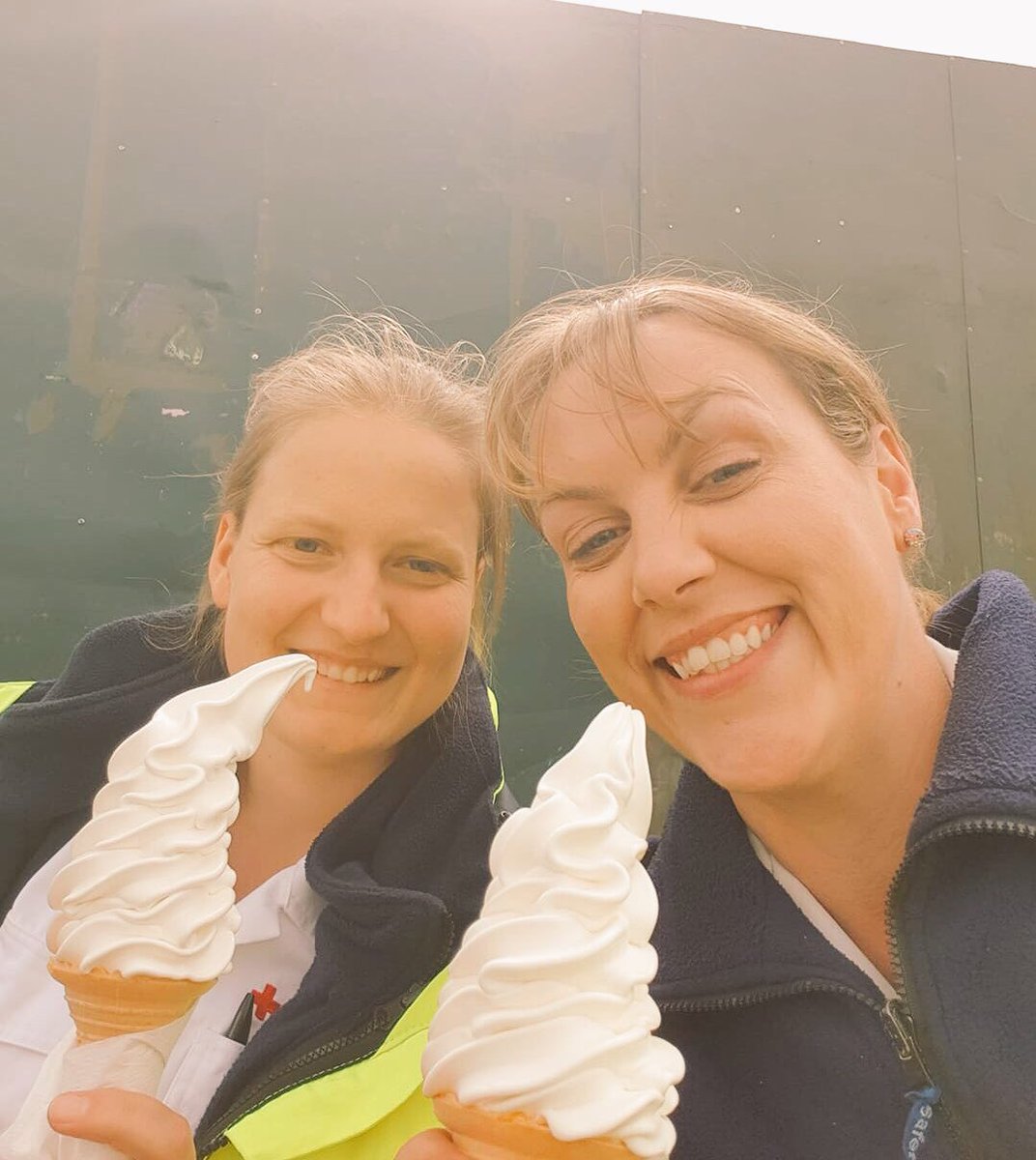 Many thanks to our #Volunteers who are supporting our #IrishRedCross colleagues providing cover at <a href="/nilerodgers/">Nile Rodgers</a> concert in <a href="/MalahideCastleG/">Malahide Castle & Gardens</a> we hope Annika is enjoying her break, ice cream is going down well🚑
#SavingLives #IrishRedCross #TeamWork
