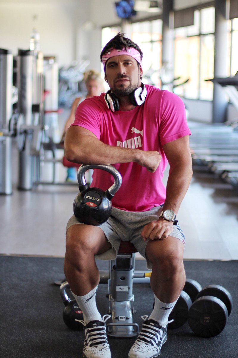 RafaMartinTV's tweet photo. 🐷A muy pocos hombres veo vestir de rosa. Es un color espectacular. Si además lo complementas con los #EP650 color blanco de @August_Int_ES tu outfit será rompedor. 💪🏼 🎧 Consigue los tuyos en su página oficial de Amazon https://t.co/yS7meAkACR 📌con mi código MARTIN20. https://t.co/V12Ky8XbjY