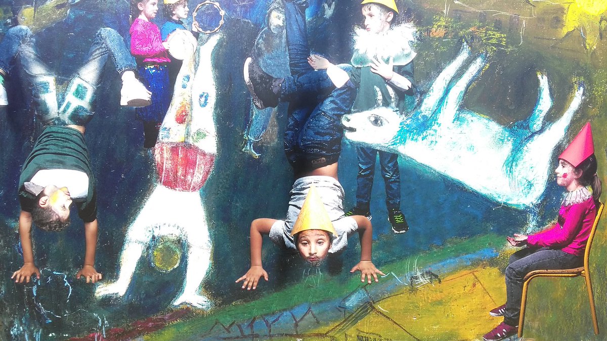DAAC_nice's tweet photo. Les CP de l'école Ronchese se mettent en scène dans les tableaux de Chagall avec le photographe Simon Couvin à la Journée des familles @MuseeChagall #EAC https://t.co/gRSYUBumoV