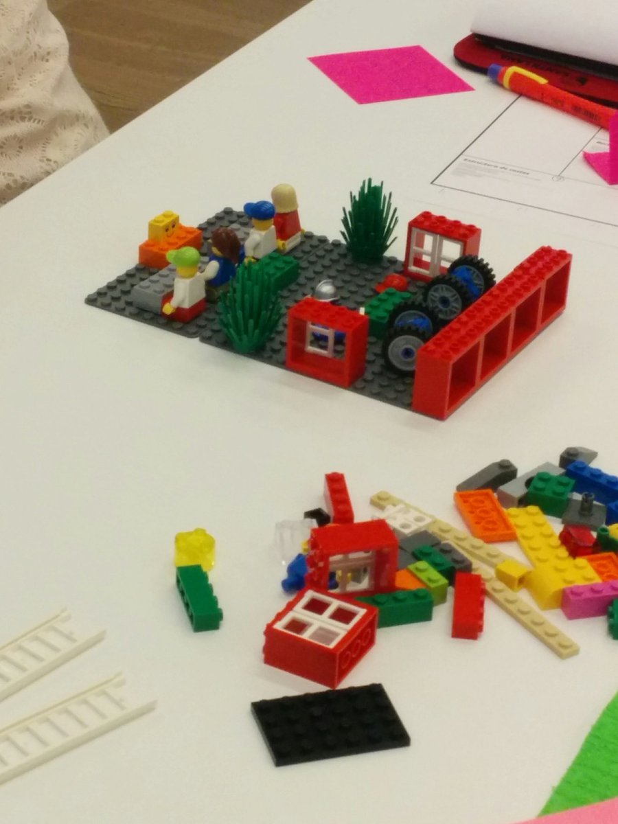 CEFIRE_FP_ERE's tweet photo. Avanzan las creaciones de #legoseriousplay en #InnovaFOL https://t.co/xigiq9bpk9