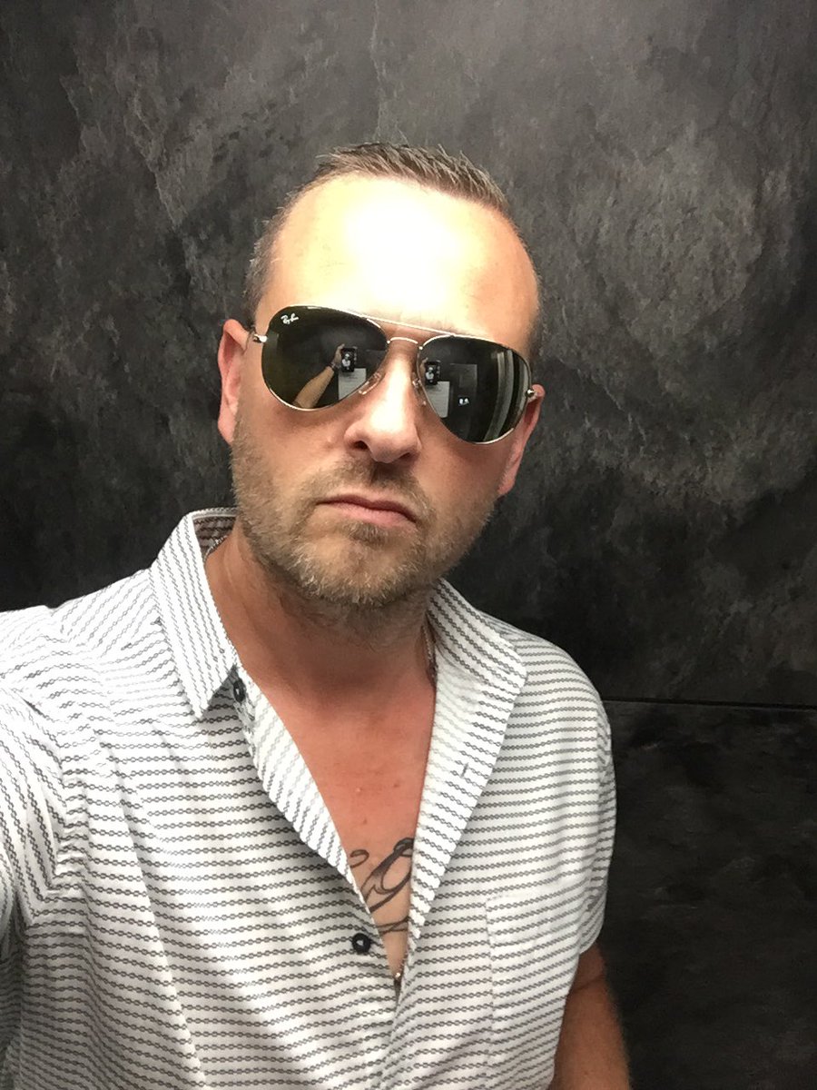 japcarnutta's tweet photo. Moody #holidayvibes #selfieinalift https://t.co/1Lp0n3xhgI