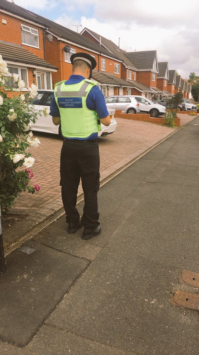 SmethwickWMP's tweet photo. PCSO Johnson is on patrol on Brisbane Road, do you have any issues and concerns in your local area? come and speak to me if you do! ππ» #pcsoonpatrol #neighbourhoodpolicing #connectandbuild https://t.co/QdkYpSUXKL