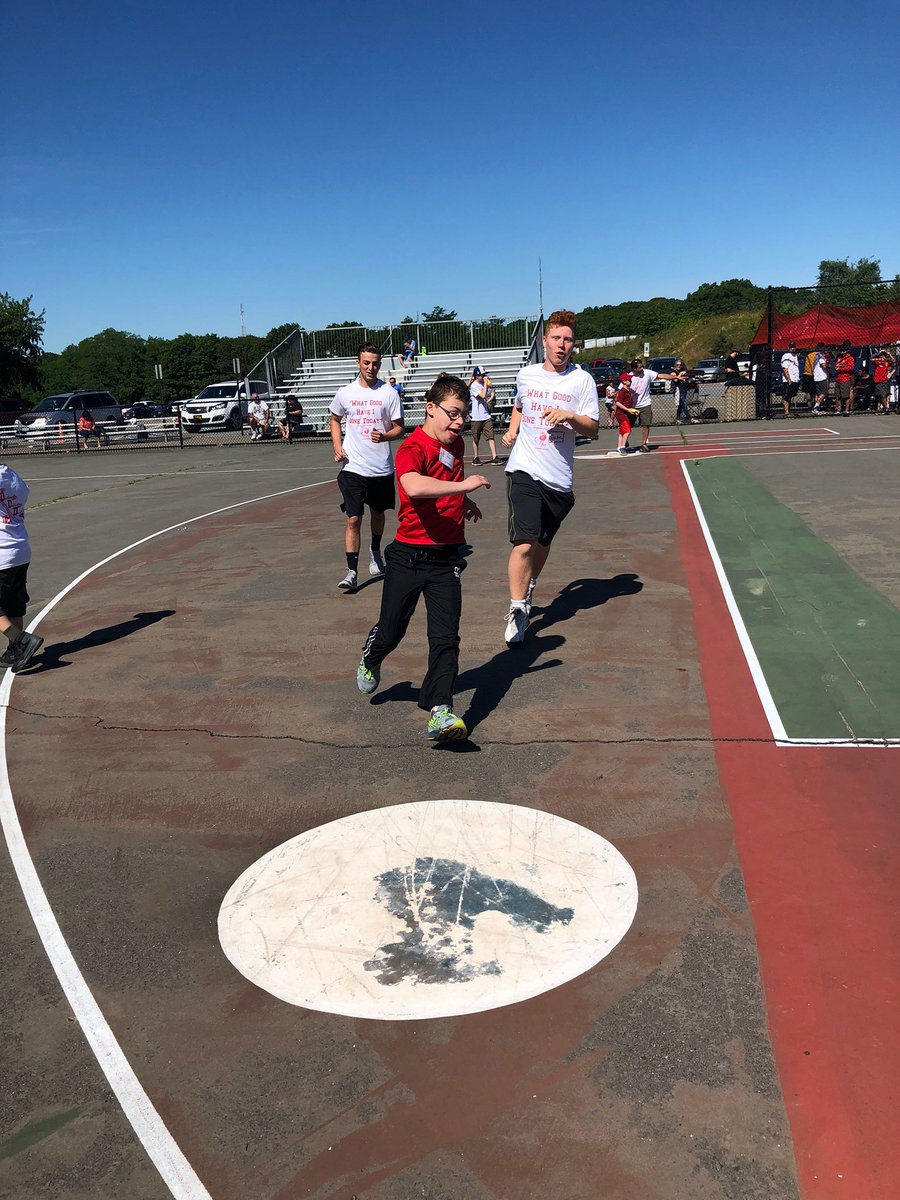 PJ Baseball and our awesome Varsity Club at it again! Helping out at the League of Yes on this beautiful Saturday! #goroyals #squadgoals <a href="/superdrpc/">Paul Casciano</a> @CAustenpj <a href="/SectXISuffolk/">SectionXI</a>