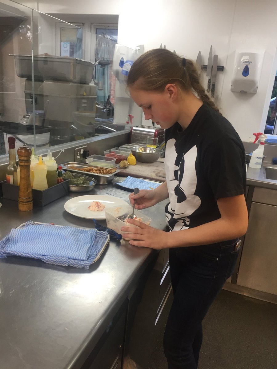 Nuttreeinn's tweet photo. Work experience student getting stuck in! Having a go at dressing! 
#teachthemyoung #everydayisaschoolday #keepthementhusiastic #girlsinthekitchen https://t.co/MdW0oAIxTu