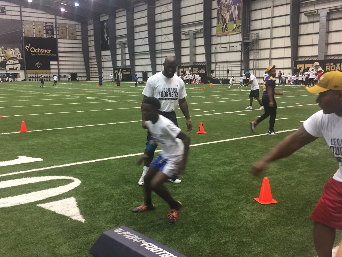 NFLFoundation's tweet image. Leonard is putting the campers through the same drills he does every day at practice 🏈🏈 #LetsPlayFootball