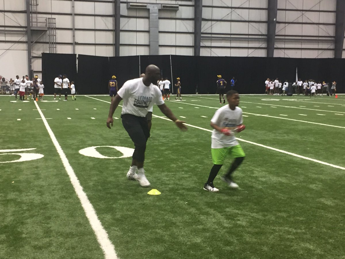 NFLFoundation's tweet image. Leonard is putting the campers through the same drills he does every day at practice 🏈🏈 #LetsPlayFootball