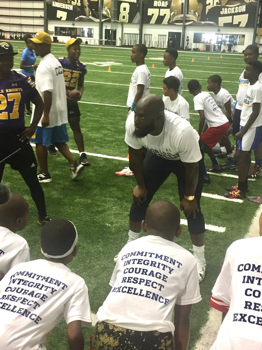 NFLFoundation's tweet image. Leonard is putting the campers through the same drills he does every day at practice 🏈🏈 #LetsPlayFootball