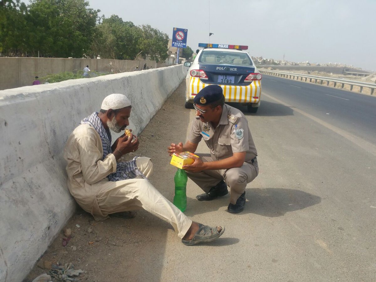 nsiddiqui366's tweet photo. کاش کوئی ان کو بھی appreciate کرتا کہ یہ لوگ عید کے دن معاشرے کے ان افراد میں عیدی تقسیم کررہے ہیں جنہیں کوئی پوچھتا نہیں
سلام موٹر وے پولیس https://t.co/IeuYlAXnkj