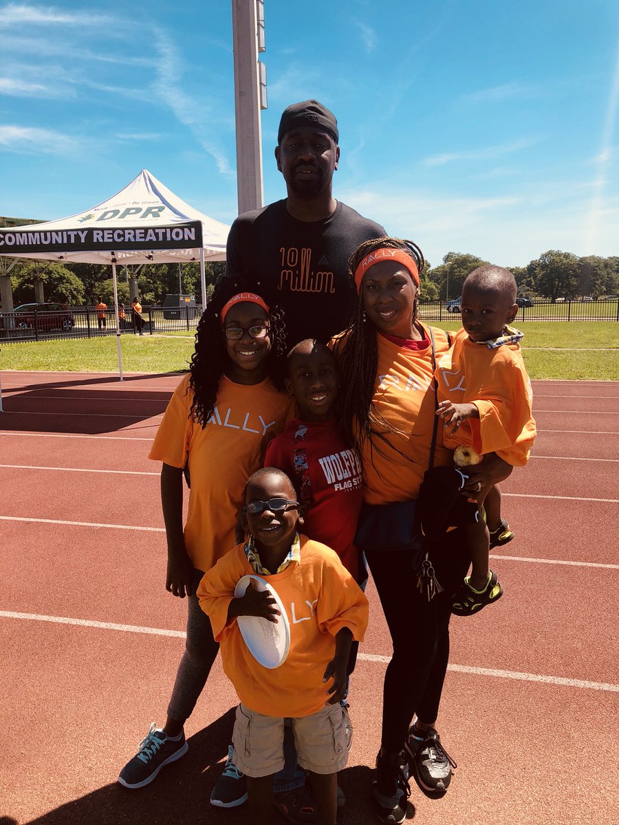 ashleyemrson's tweet image. This adorable family ran to celebrate their Dad in Chief! #DCFathersDay5k #FitDC #DCDads