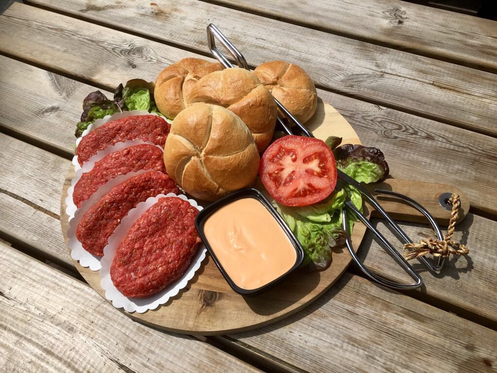 Speciale aanbieding voor Vaderdag:

Op vrijdag 15 juni zaterdag 16 juni en zondag 17 juni : 4 hamburgers, 4 kaiserbroodjes en een bakje saus. Voor maar liefst €4.95. Verras je vader met een heerlijke BBQ schotel. Verkrijgbaar in Vershal het Veem op Strijp-S.