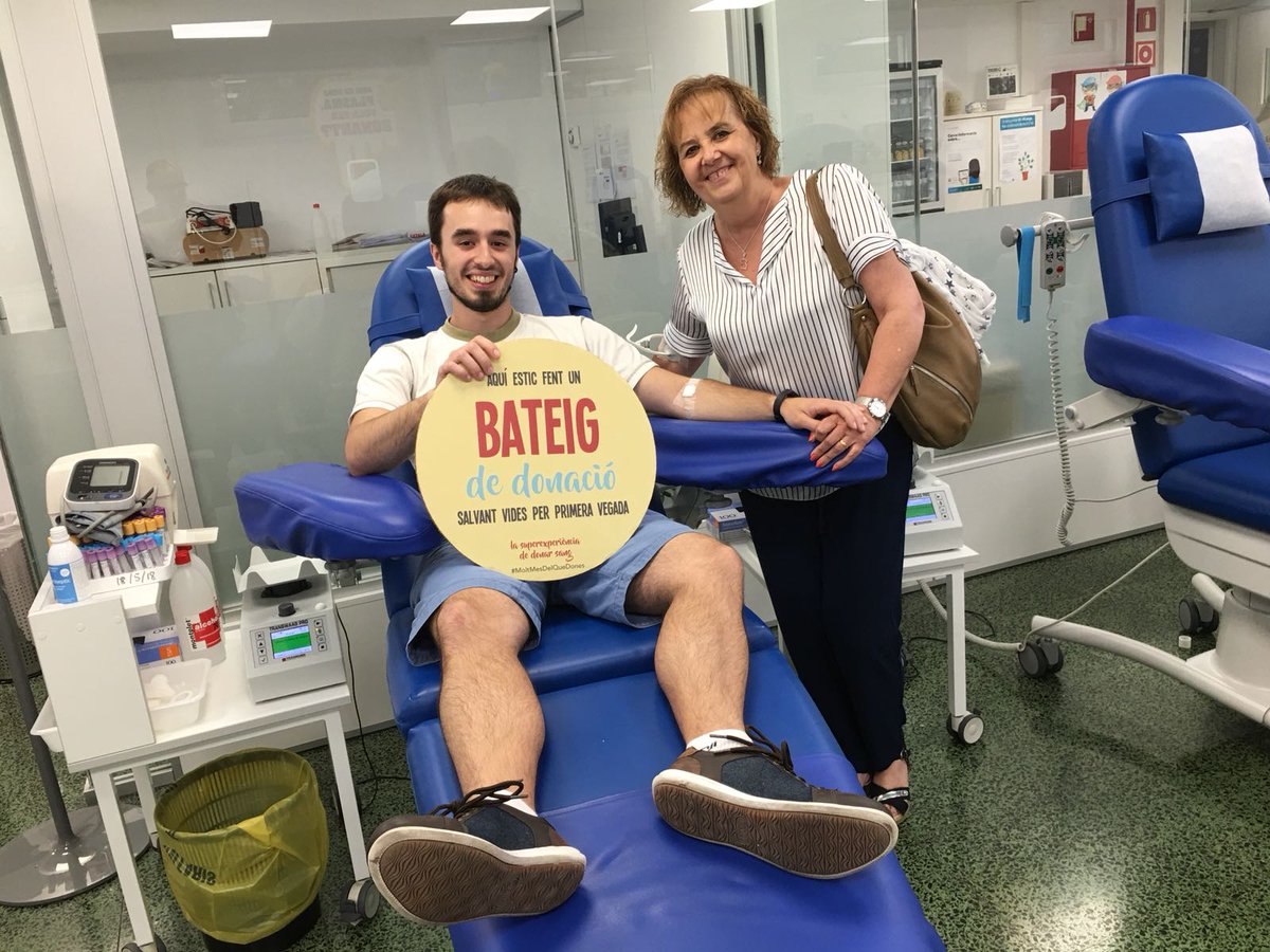 donarsang's tweet photo. Seguim donant sang en família a @hospitalclinic @HospitalSantPau I @vallhebron celebrant el #RedDayBcn Veniu grans i petits que seguim fins les 20h! https://t.co/2yBxWXh2Td