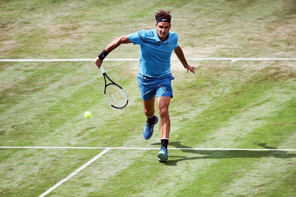 ¡Triunfo y vuelta al N°1💪! Roger Federer venció a Kyrgios 6-7 6-2 7-6 y avanzó a la final de #Stuttgart. Enfrentará a Milos Raonic.