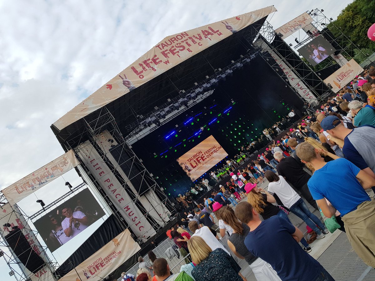 maciejskowronek's tweet photo. Od wczoraj @MiastoOswiecim stolicą muzyki @LFOswiecim Dziś wieczorem jeszcze projekt Punk Alive, The Stranglers i Europe #TLFO2018 https://t.co/OwsNcMUR3U
