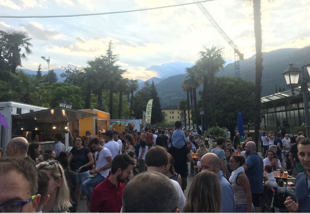 TgrRaiTrentino's tweet photo. Grande folla ad #Arco per "#Strett #Food #Festival".
Le vie del centro affollate per #food truck da tutt'Italia.
@GardaTrentino https://t.co/34ADohFaWy
