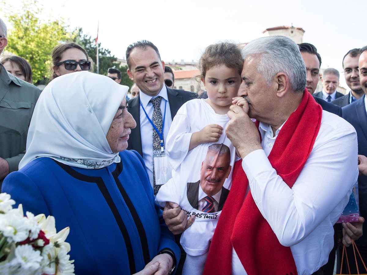 BY's tweet photo. Başbakan Yıldırım, Sivas'ta vatandaşlarımızla bir araya geldi. https://t.co/Djsf3PQd0T
