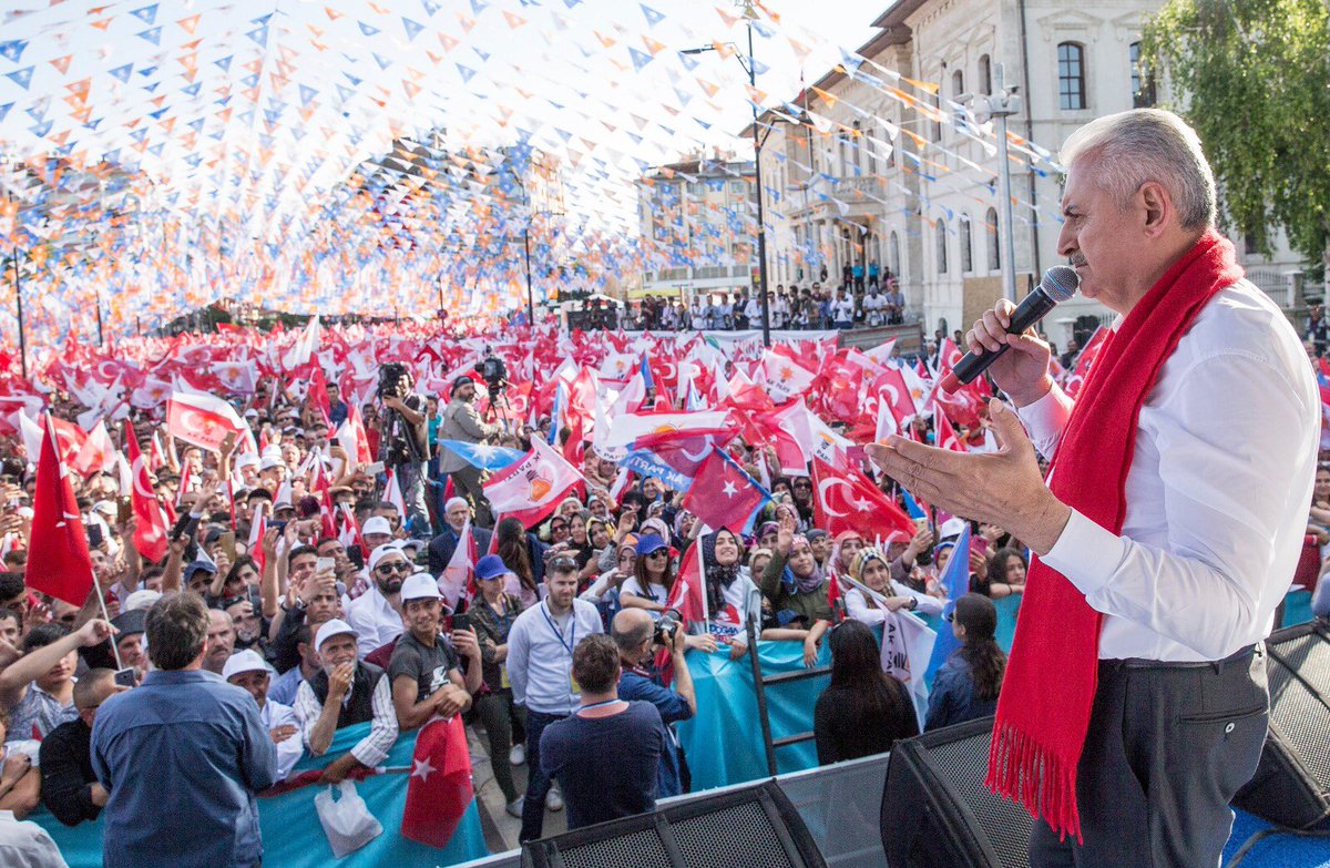 BY's tweet photo. Başbakan Yıldırım, Sivas'ta vatandaşlarımızla bir araya geldi. https://t.co/Djsf3PQd0T