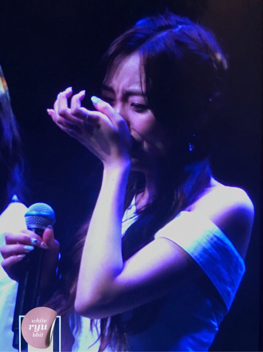 WHITE_RYU_BBIT's tweet photo. 180616 홍콩 팬미팅 프리뷰
#러블리즈 #류수정
수고많았어ㅠㅠㅠㅠ🙂😆😭☺️
@Official_LVLZ https://t.co/Wc2gl5RVzv