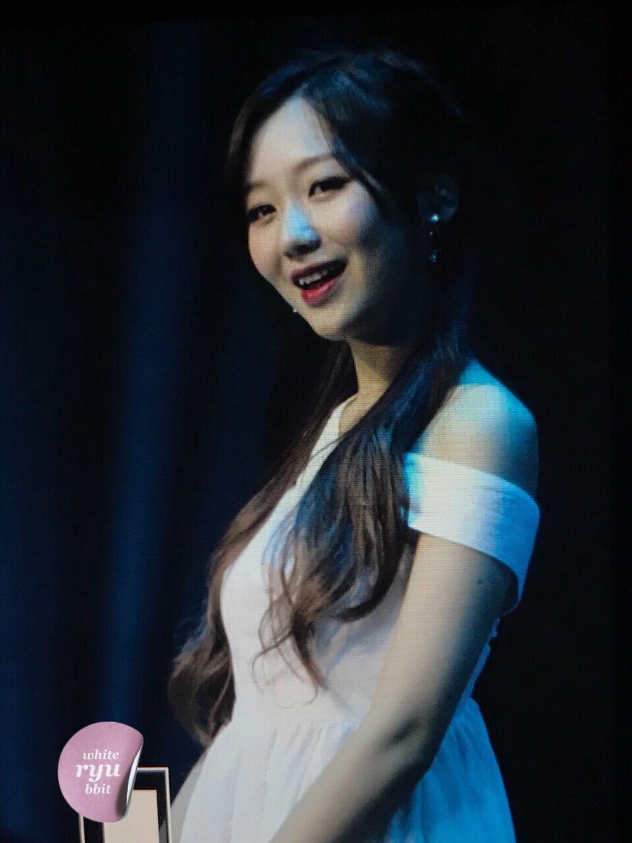 WHITE_RYU_BBIT's tweet photo. 180616 홍콩 팬미팅 프리뷰
#러블리즈 #류수정
수고많았어ㅠㅠㅠㅠ🙂😆😭☺️
@Official_LVLZ https://t.co/Wc2gl5RVzv