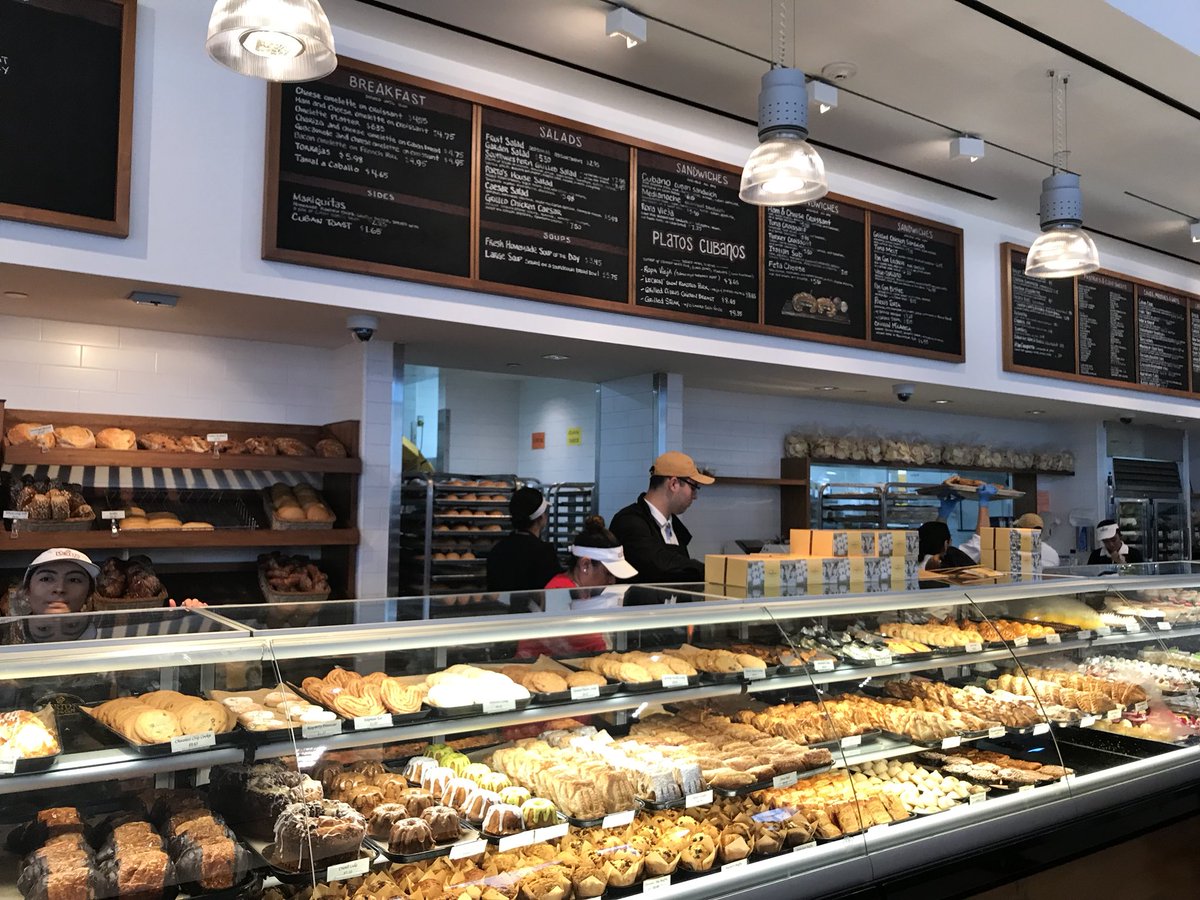 CivicRafa's tweet photo. Morning drive to Downey which means stopping at Porto’s to pick up some “refugiados” for the family. #GuavaCheese #Pastries @Portos https://t.co/51RUQD41BU