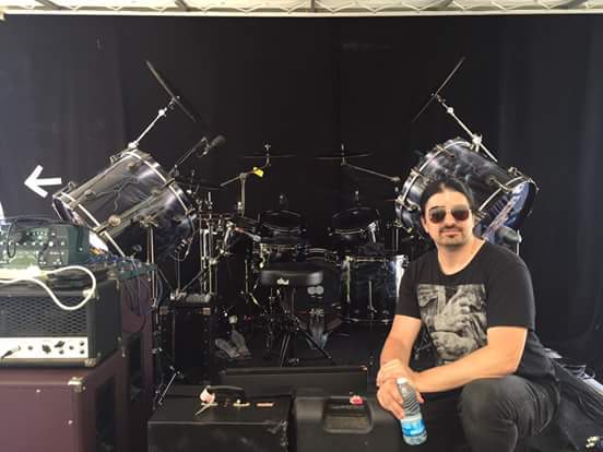 58shots's tweet image. Tony à même posé devant la drum de @ChrisSladeDrums 

#drums #drumsticks #ClassicRock #ACDC #58shots