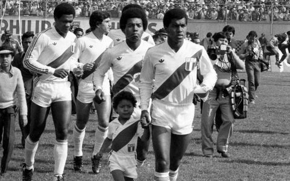 Está jugando Perú frente a Dinamarca. Hace 36 años que no disputan una fase final de un Mundial. Su primera fase final la disputaron en aquel Mundial de 1930 en Uruguay. Su seleccionador era el español Francisco Bru. Un tipo peculiar con mucha historia detrás. Va hilo.