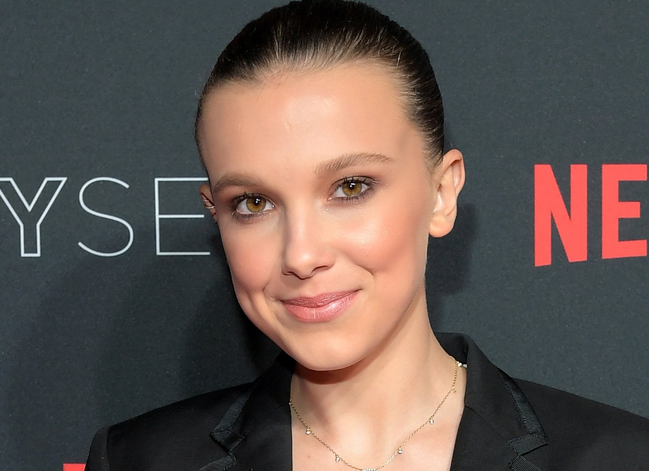 טוויטר \ Brit + Co בטוויטר: "Millie Bobby Brown is on crutches after s...