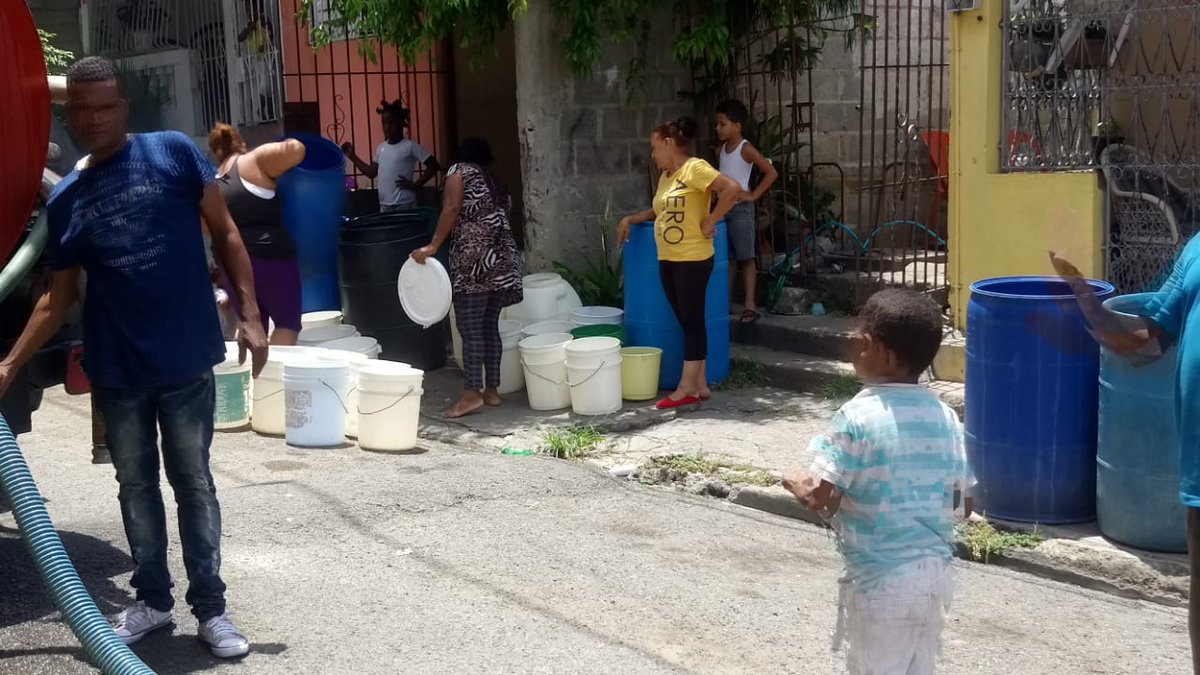 Eladioaquino4's tweet photo. Operativo en el barrió las caoba realizando por la @Direccionsocia1 de la @caasdrd #CAASDteescucha #CAASDTrabaja porque #YoSoyCAASD https://t.co/sDyu6IN301